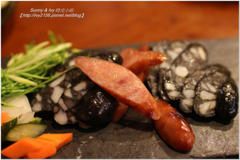 【新北八里食記】芭達桑原住民主題餐廳。除了吃原住民特色菜，還有Live演唱歌曲喔！