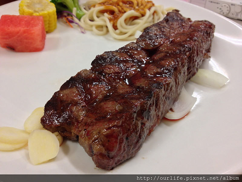 台中．久違的軟嫩鮮甜碳烤霜降牛排(10盎司)@武之牛