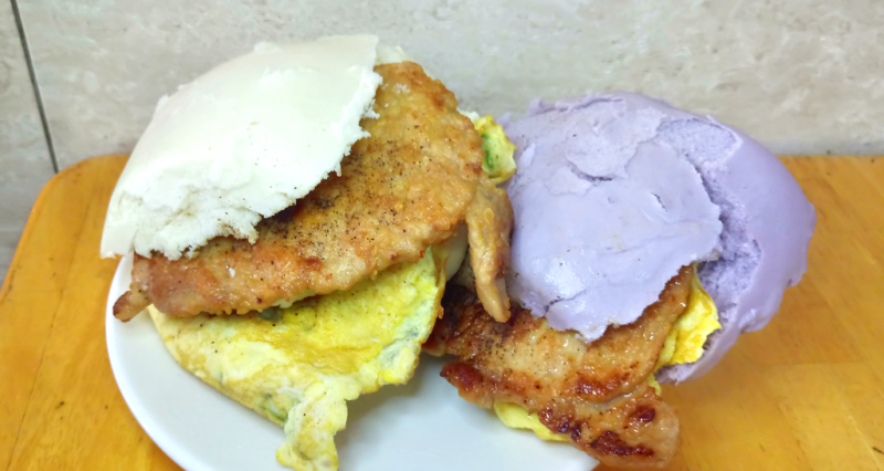 【新竹東區】無名饅頭肉排蛋☞學府路上的排隊早餐店，｢饅頭肉排蛋」必點!