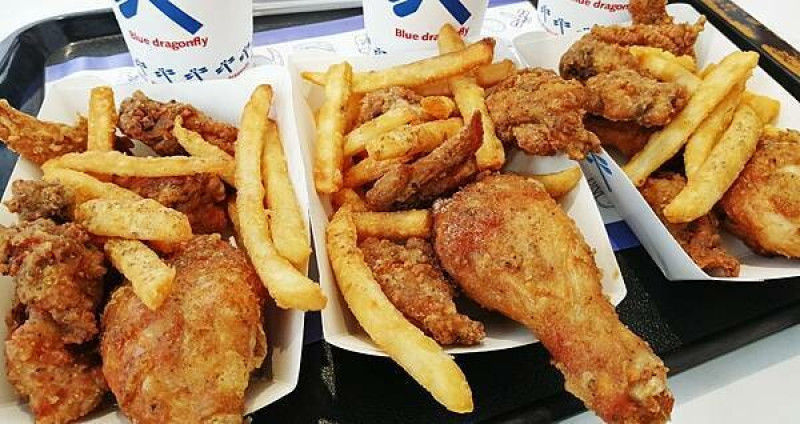 【台東縣台東市美食記】藍蜻蜓速食專賣店 會噴汁的鮮嫩炸雞 漢堡 薯條 點心 飲料樣樣都好吃 食尚玩家推薦 當地人氣排隊餐廳