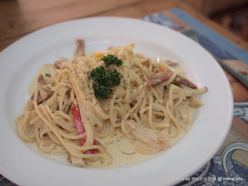 取景自由,有開放式攝影棚的小歇場所 ~ 台中南區"攝界平日外拍團 - Photo Temple 聖地影像咖啡館"