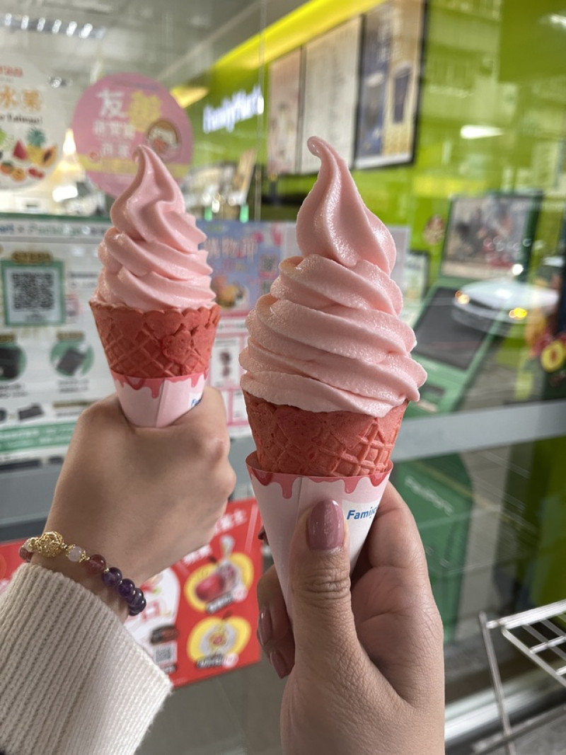 FamilyMart 全家霜淇淋口味分享 --鐵觀音 /草莓優格/蘇打/抹茶/小農牛奶/經典117咖啡/比利時/椰椰奶奶/莓好時光/木瓜牛奶-味道持續更新中｜Ruby說美食享受旅行(@tour_rub