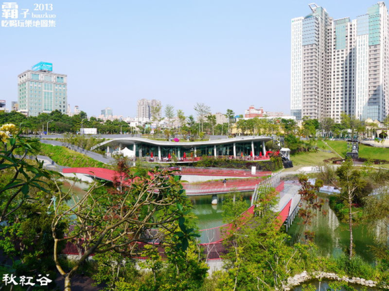 秋紅谷廣場，台中超夯景點(泰迪熊展出中～2014.01.05)        
      