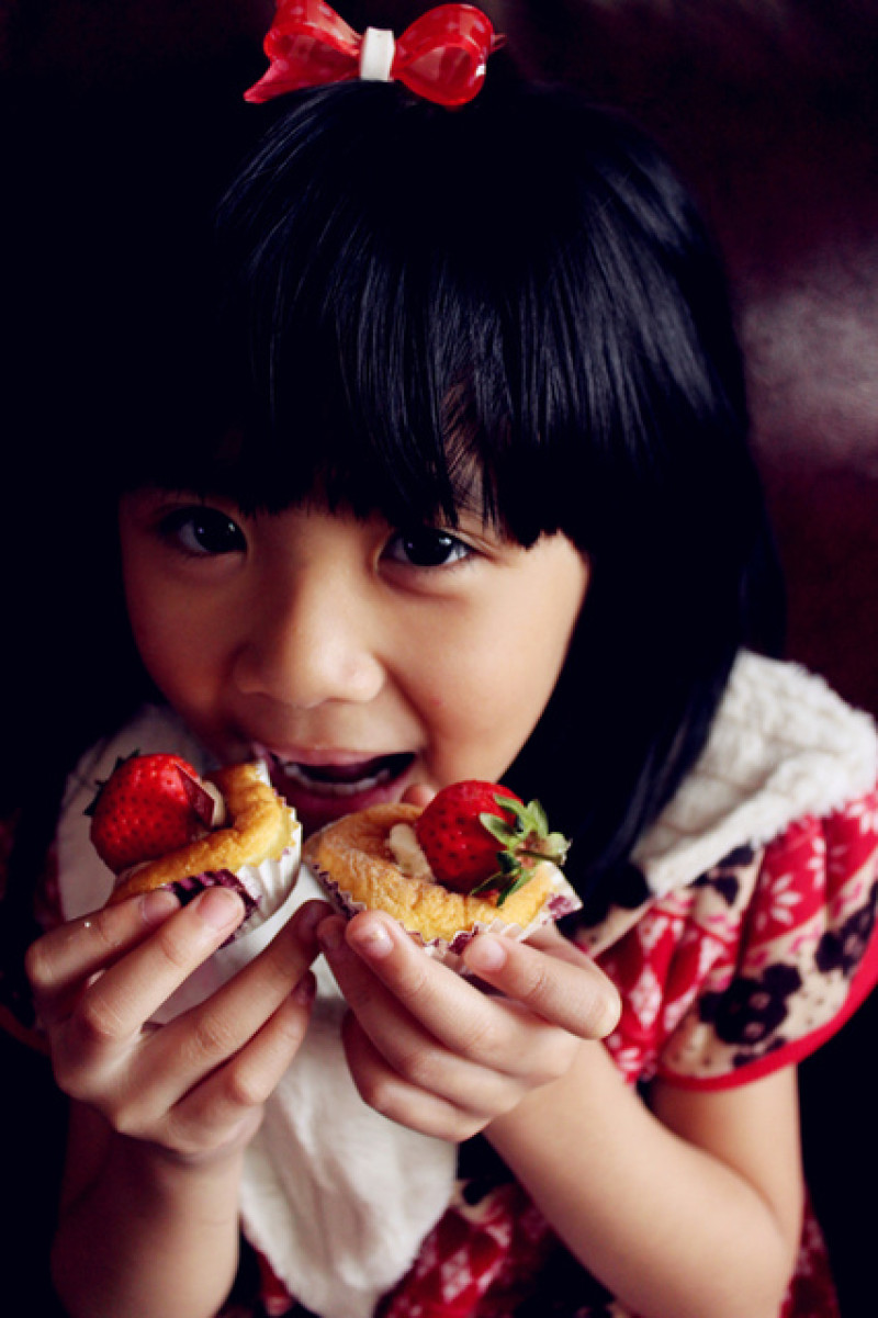 【試吃體驗】<好吃到恨不得一口塞!迷你草莓戚風蛋糕>Elly Family艾立精緻蛋糕