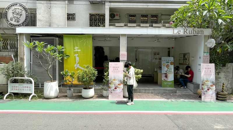 台北市大安區【 千層蛋塔 】不需要排40分鐘也可以吃到最近火紅的 千層蛋塔 ，知名蛋糕店「法朋」也推出可頌蛋塔喔！