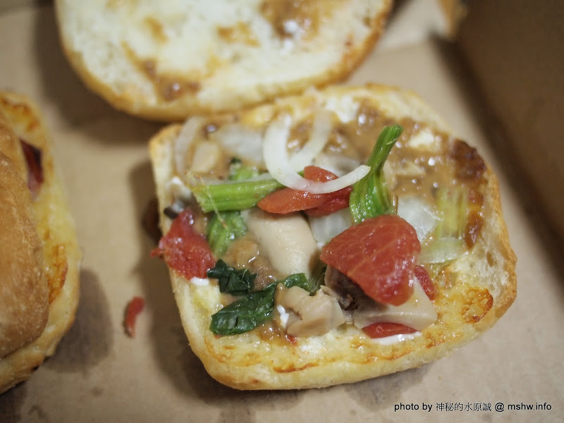 味道沒問題,但餡料至少再來個一倍吧! 披薩對摺吃的口感 ~ 達美樂『巧巴達三明治』