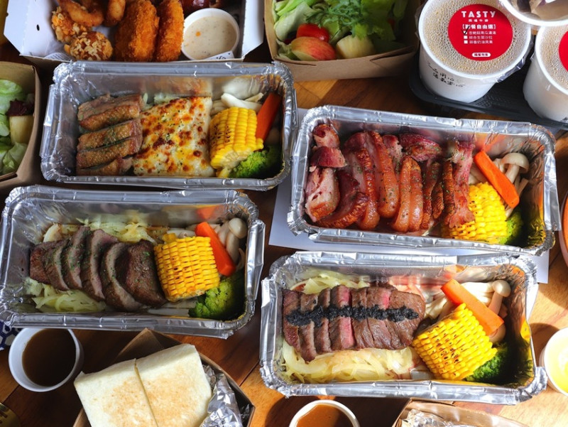 西堤牛排台南永華店：新推出$498輕套餐組合，五道經典主餐任你選，還有沙拉濃湯麵包甜點飲品！現在外帶享85折優惠，讓你宅在家也能輕鬆安心享美食｜限期父親節優惠免費升級重磅肉肉控鐵板牛排|免下車取餐|台