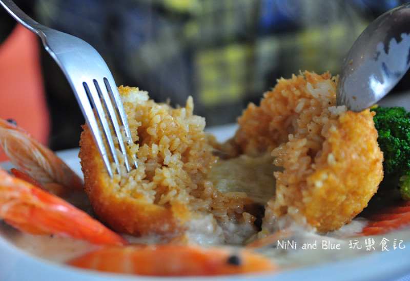 【南投景點】139縣道旅遊景點-赤腳精靈窯烤麵包。買麵包的人像是不用錢似的掃貨。大份量火鍋大飽足!(免服務費、門票)(賞鷹平台)