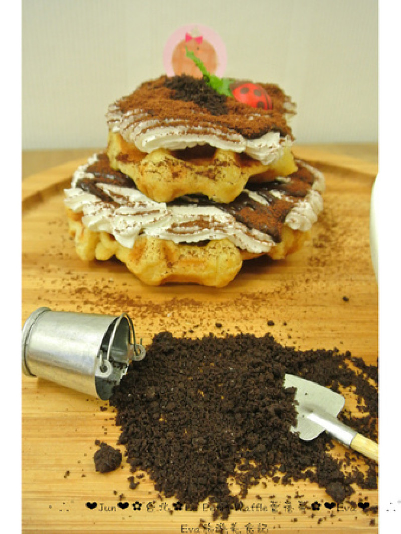 【食記】oO。台北　通化夜市　蕾蓓蒂比利時鬆餅專賣店  Le Petit Waffle　早午餐、輕食、比利時鬆餅　可愛的提拉米蘇小鬆餅，還有小剷子和小桶子，請自己施肥～。o○。