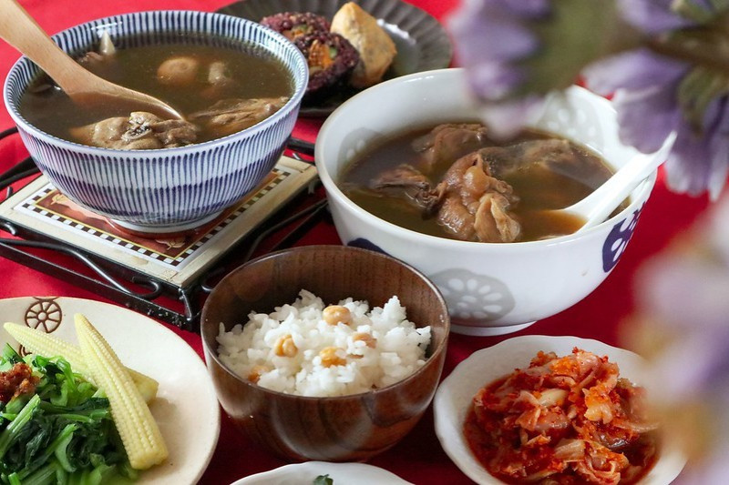 雙月食品社宅配禮盒。「今年冬天，補身了嗎？」零廚藝、免排隊，漢方草本小土雞湯暖心上桌（宅配美食／送禮）