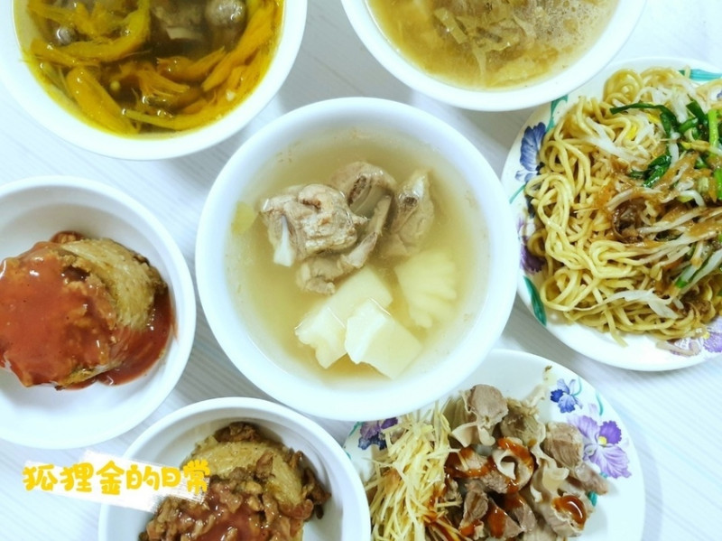 台中美食 | 魚市米糕 台中在地高人氣深夜美食 筒仔米糕 炒麵 必吃 隔壁鵝媽媽鵝肉也很讚