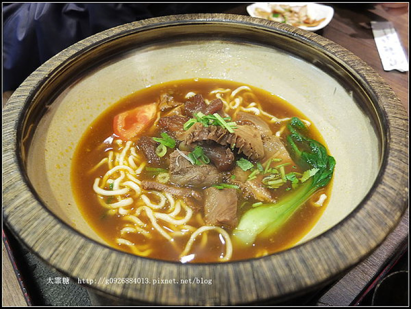 【台北市】公館。大碗公牛肉麵。肉多麵Q湯濃的「愛呷面」