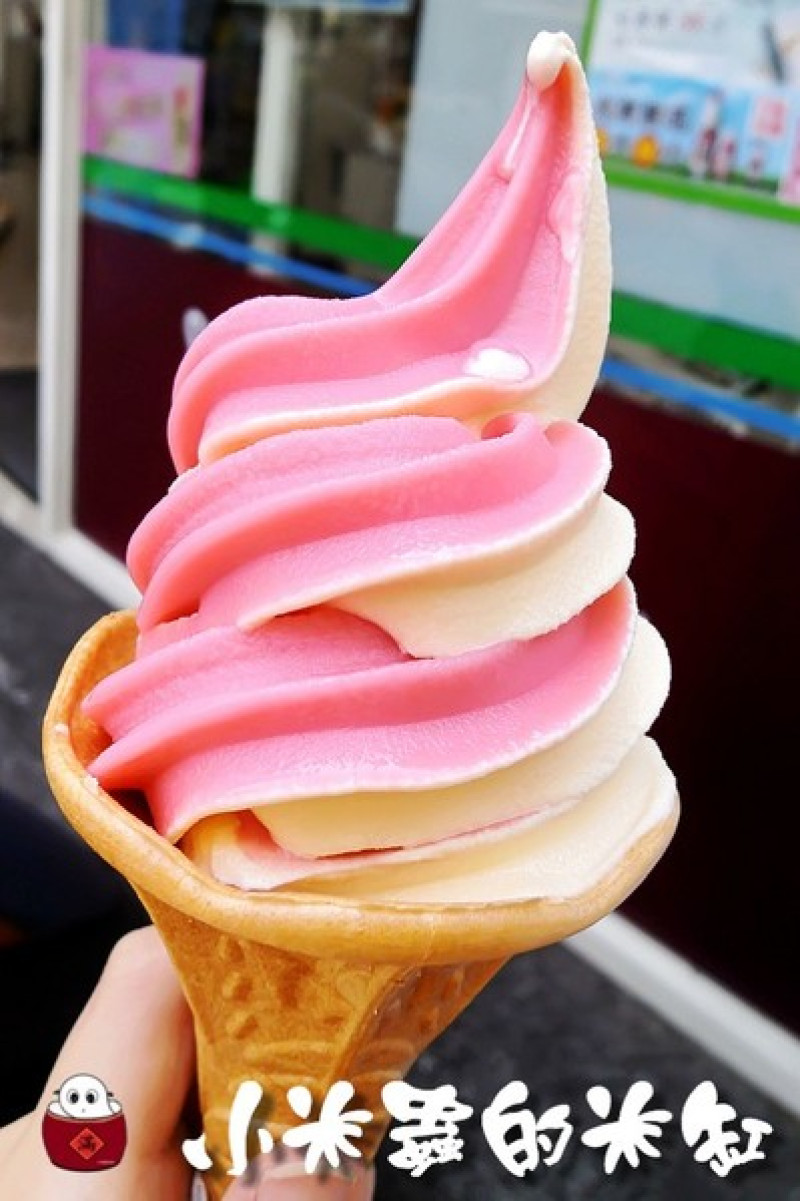 【全家霜淇淋】冬季限定商品「草莓霜淇淋」新上市!!~今年冬天颳起了一股粉紅風暴＊