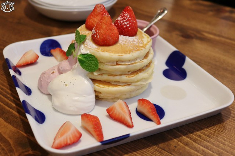 【台北大安．忠孝敦化站】UZNA OMOM 杏桃鬆餅屋-東區咖啡廳．日系厚鬆餅．下午茶