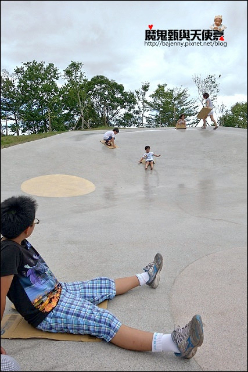 《宜蘭礁溪民宿景點》礁溪龍潭湖風景區大碗公特色溜滑梯．礁溪田念民宿~親子公共空間超大．有木工彩繪DIY和隱藏版桶仔雞的平價樸實民宿(下)