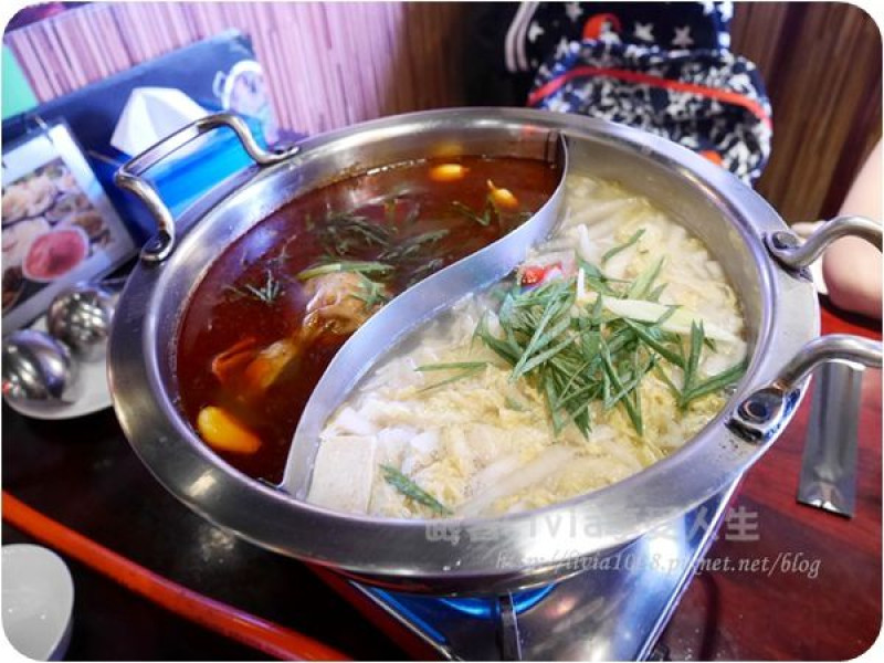 美食。餐廳│ 台北大安區 大安捷運站 饕鍋 酸菜白肉鍋 & 養身麻辣鍋 湯頭真的是極品阿！ ❤跟著Livia享受人生❤