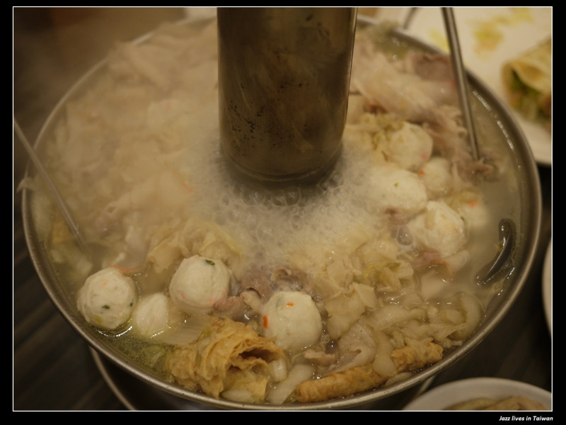 [劉家酸菜白肉鍋]劉家左營眷村老店酸菜白肉火鍋台北國際牛肉麵節冠軍牛肉麵中正堂竹北店, 好長的店名啊!!!!