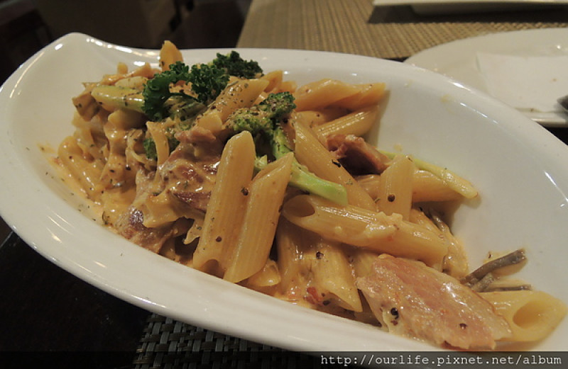 台中．依舊吃不完的香滑奶油雞肉捲@布宜諾餐廳(+wifi)