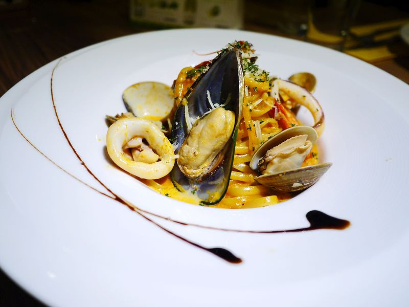 【試吃】台北東區 Eat Eat Bistro 簡沛恩的意義餐廳x辣得過癮南洋風海鮮小舌麵♥♥♥