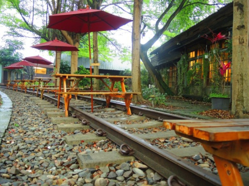 【彰化】在沒有火車經過的鐵軌上喝咖啡❤石頭魚鐵道平原咖啡