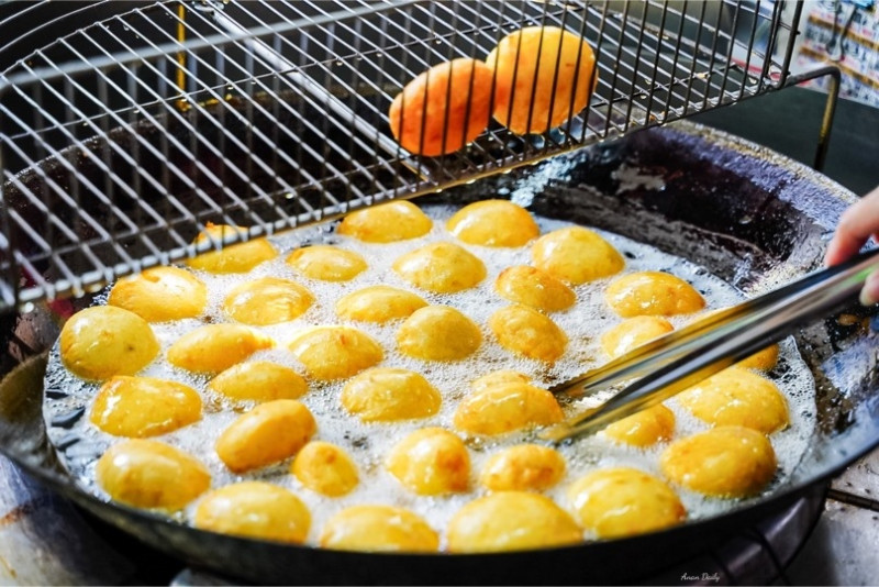 | 高雄美食 |旗津必吃熱騰騰爆漿蕃薯椪一個只要$10/椪嫂蕃薯椪