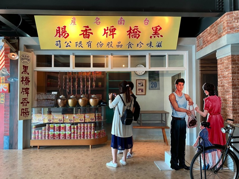 黑橋牌香腸博物館：台南免費室內親子景點，來香腸博物館了解香腸的製作歷史，還有美美的網美打卡場景&內用美食區 - 進食的巨鼠