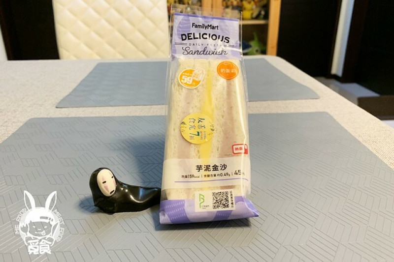 【甜點】全家 芋泥金沙三明治 芋頭季系列第二彈 爆餡流沙超濃郁