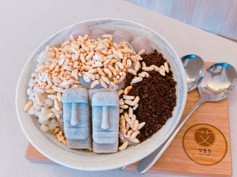 【台南 甜點】艾摩多手工杏仁豆腐，復活島的摩艾像結合了雪花冰~摩艾雪花冰是文創也是甜品