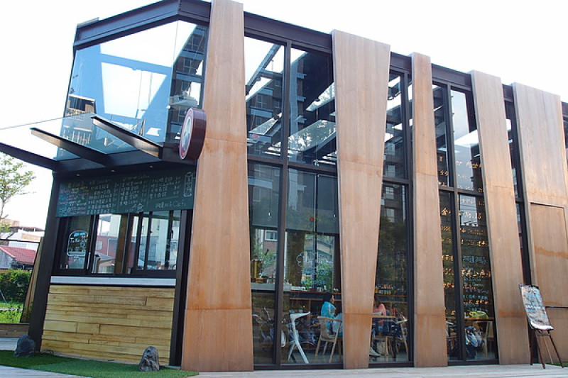 南勢角美食_阿達阿永咖啡廳 露天座位x綠草地x玻璃屋*保存期限僅一年的咖啡廳