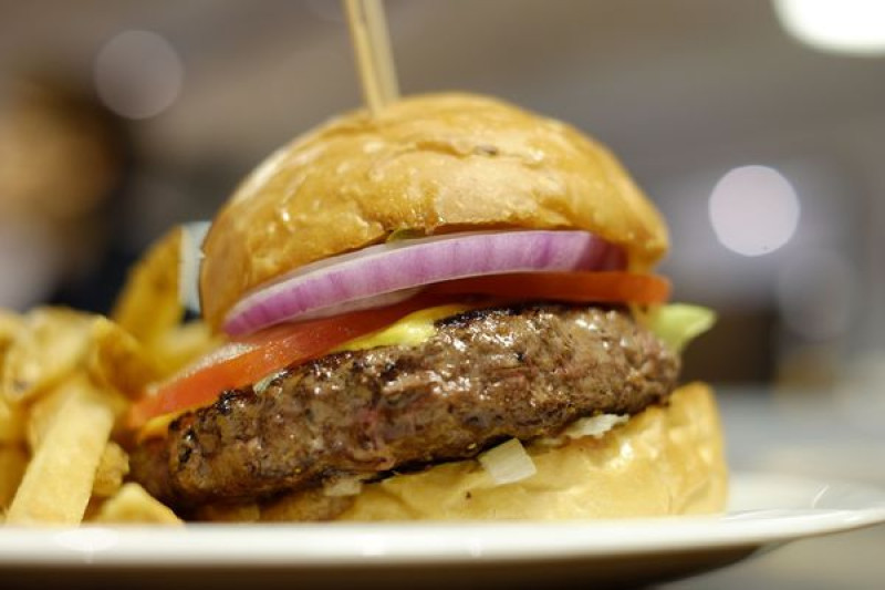 台北東區 1BITE2GO -牛肉三明治好吃，氣氛不錯，就價格高了些