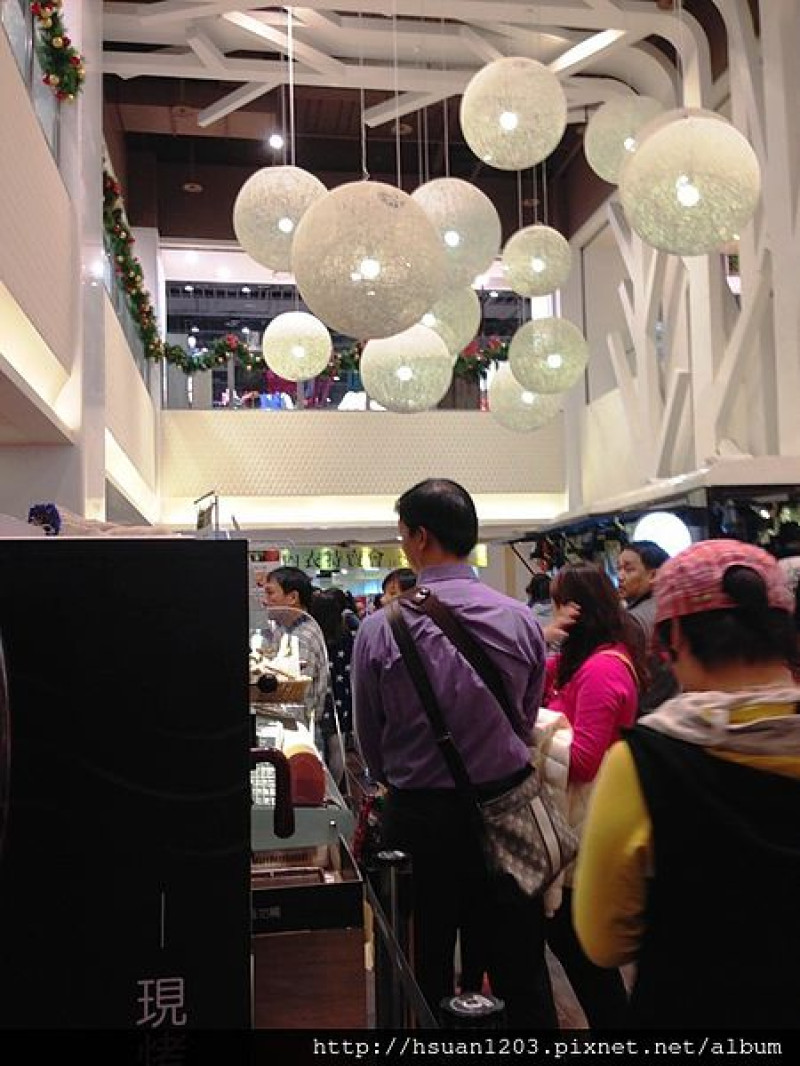 台北信義。Semeur香蒜+花生麵包