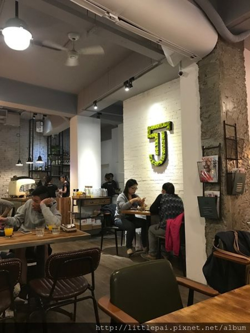 [新竹 x 美食] //喬桌子 遠百店//新裝潢新氣相! 簡潔感覺很舒服! 料理一樣好吃! 服務人員親切但是還需要訓練~