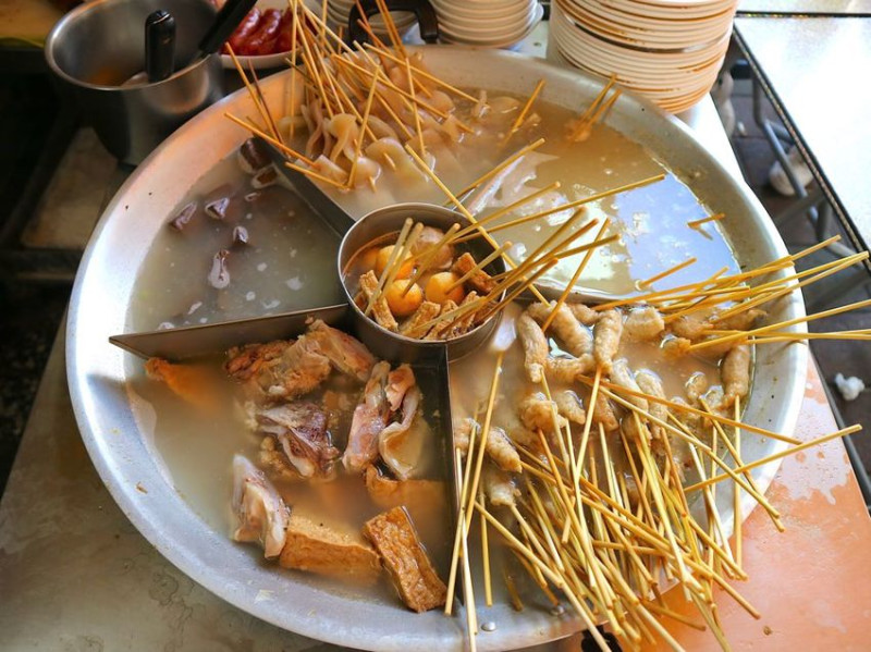 協進國小後門兩元黑輪店：隱藏在台南巷弄內的低調銅板美食！台南在地人“暗抗”的黑輪店｜正港的銅板美食小吃就在這！50元就能吃很飽！｜台南大新街黑輪.台南人台式下午茶.銅板小吃美食 - 進食的巨鼠