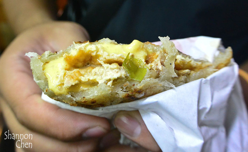 台北內湖[蟹老闆蔥油餅]737巷中的Q彈手工蔥油餅(小吃、737巷、蔥油餅、蔥抓餅)(捷運港墘站)