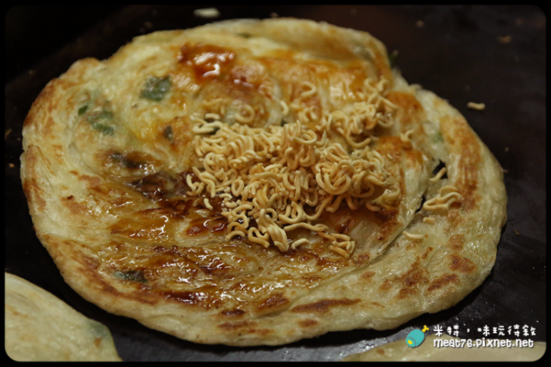 【台北內湖737巷。小吃】蟹老闆古早味手工蔥油餅｜這蔥油餅一點都不古早，新奇得很！ @ 米特，味玩待敘