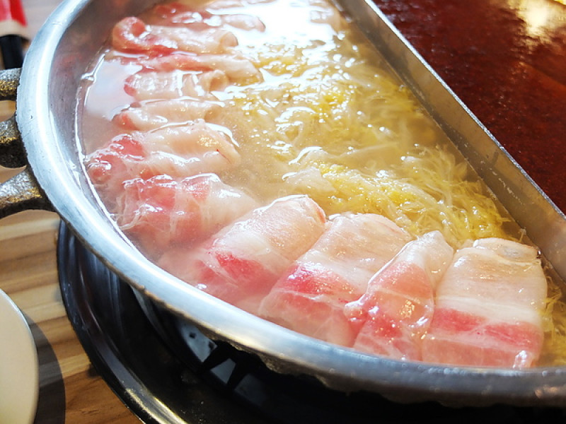 【台北市】以蔬果為湯底的"酸菜白肉鍋"。讓人口齒留香的"燒餅夾肉"都在「何善之火鍋專家」