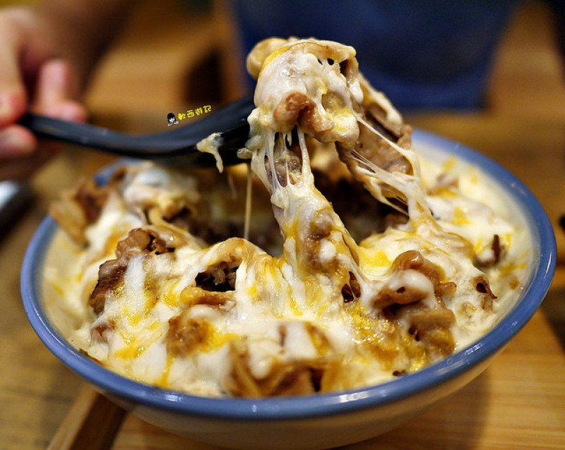 [體驗團]台北公館站 牛洞食堂 各式特色牛丼!!!不吃牛也可以換成豬丼喔 好玩有趣日本食券點餐機~ 味噌湯熱茶自取 日式丼飯專賣店 近台大/公館商圈/台電大樓站 日式餐廳/日式料理/日式丼飯