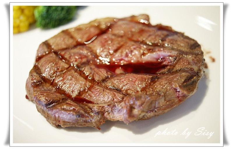 小惡魔炭燒牛排 ~ 超平價安格斯CHOICE等級原塊牛排，好吃的牛排就是要吃原汁原味！ 永和 中和牛排 豬排 雞排 ~ 宵夜好去處 ~ 台北捷運永安市場站美食 ~ 四號公園附近美食