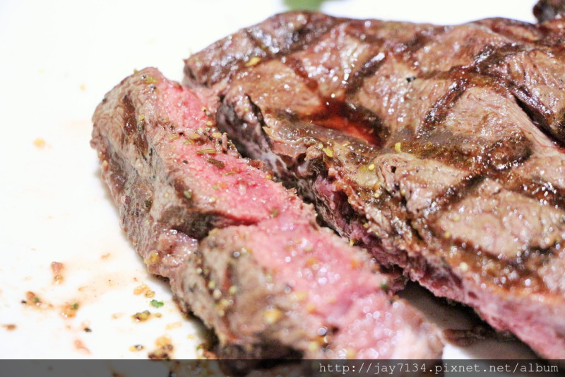 （新北中和美食）小惡魔炭燒牛排 精選美國安格斯Choice等級冷藏牛肉 食尚玩家也來報導啦！