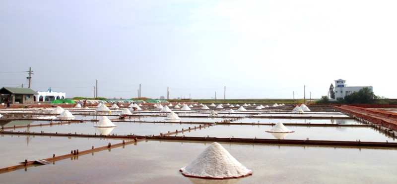 大台南必訪景點系列-北門區｜井仔腳瓦盤鹽田：來去鹽田追夕陽.吃美食.堆鹽田/全台現存歷史最悠久的鹽田.台灣必訪36秘境之一.親子旅遊好去處｜台南旅遊景點推薦.台南必玩.妳好南搞 - 進食的巨鼠