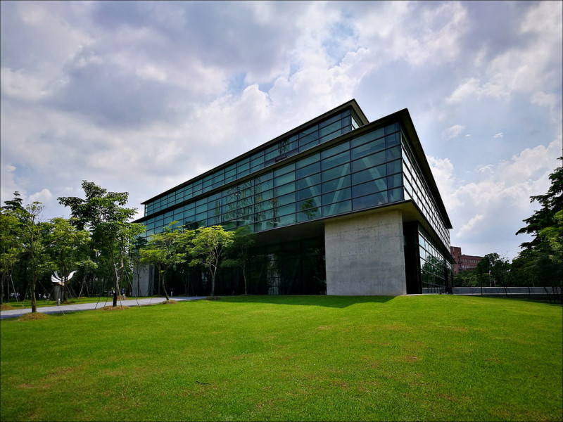 [台中景點] 亞洲現代美術館 安藤忠雄先生設計 外觀前衛裡面有咖啡書店可以休息