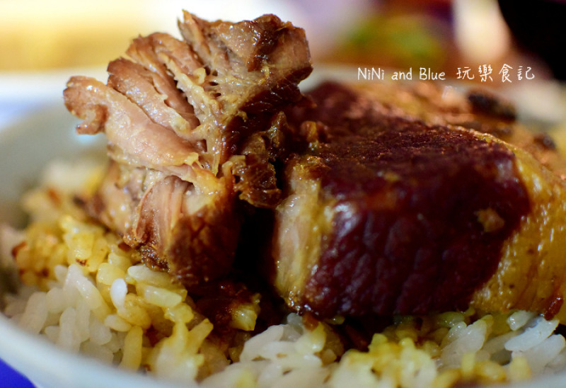 【台中】公益路宵夜排隊美食-松香爌肉飯，深夜很多名車也來排隊的暗黑美食