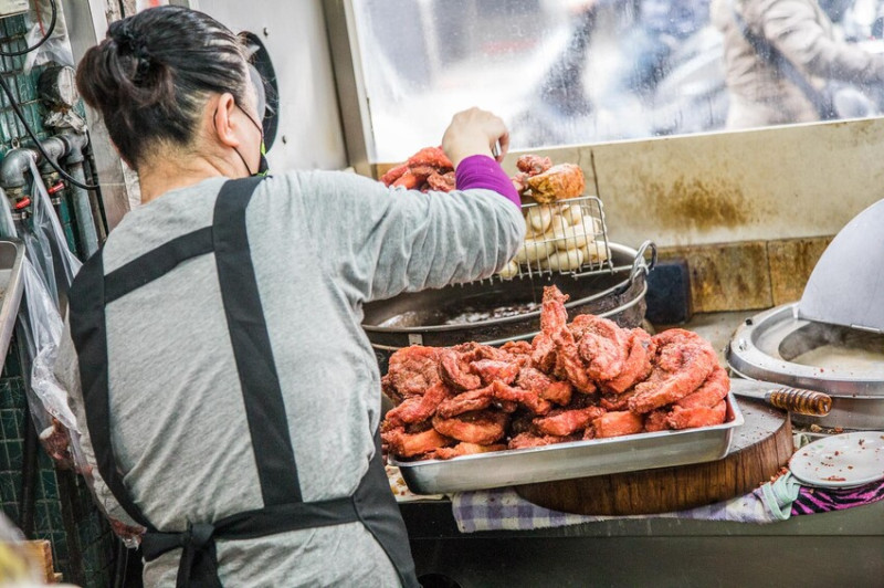 台中市西區樂群街蚵仔粥｜老市場內超人氣排隊蚵仔粥，必點傳統不敗香酥紅燒肉