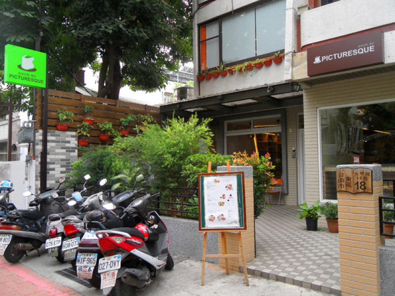 美食x享受x放鬆  第一次知道什麼叫做美食圖書館~還能遇到貓咪XDD_《Picturesque 塗鴉空間書店》                
      