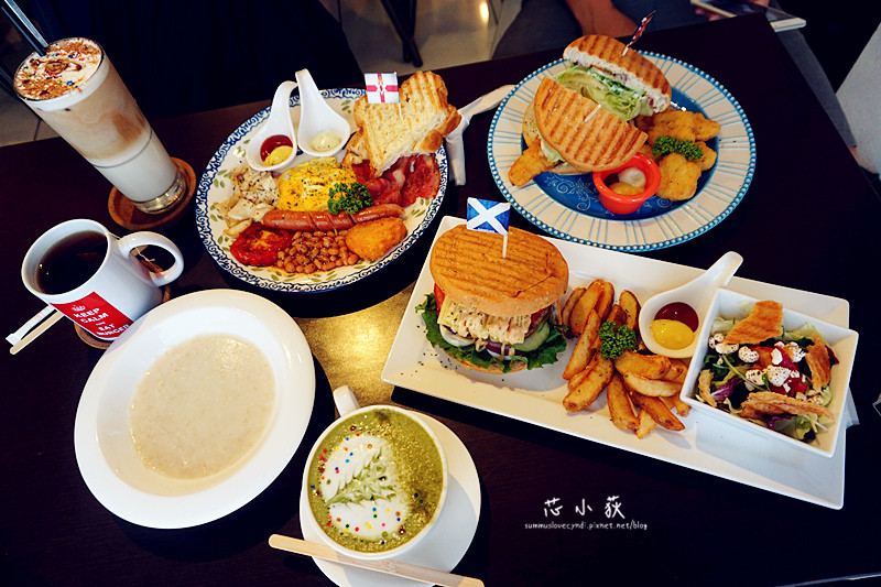 Burger Bus 漢堡巴士。台中東區旱溪夜市附近全台第一間英式漢堡店，提供號稱世界最豐盛的早餐-英式傳統早餐，英倫風格，一起搭著巴士去旅行吧!