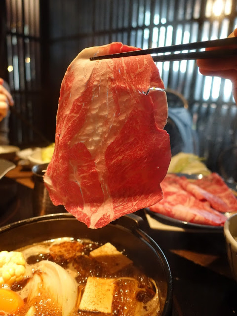 [食記] 黑毛屋(信義A4店)。精緻日式壽喜燒--澳洲產黑毛和牛