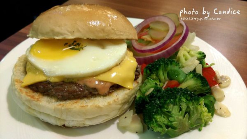 [食記/新北淡水]Number 7美式漢堡 英專路小巷弄 好吃到噴汁的牛肉堡 坎蒂斯為您一口氣介紹15款套餐
