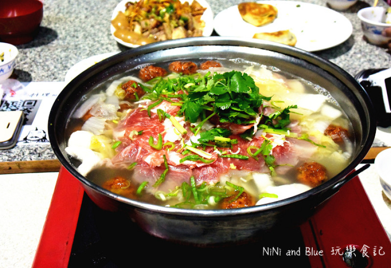 【台中】士官長酸白菜鍋，超平價火鍋吃到飽一人只要$300，還有道地餡餅無限量吃!