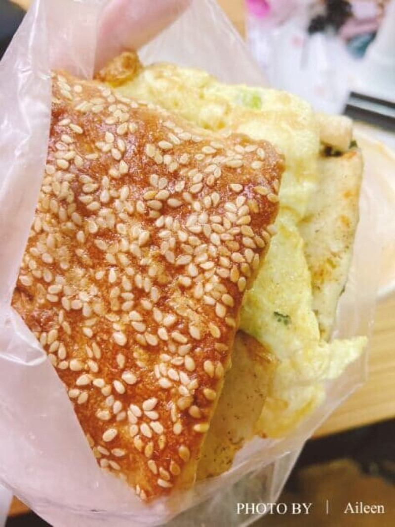 景美美食｜佳香點心大王 早安晨之美 胡椒蔥餅夾蛋，胡椒餅皮香氣迷人，來景美必吃的早點 | Beauty Update