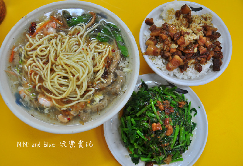 【台中小吃】第五市場小吃美食老店，正老牌魷魚羹，魷魚清脆、麵條滑Q，加點辣椒最對味